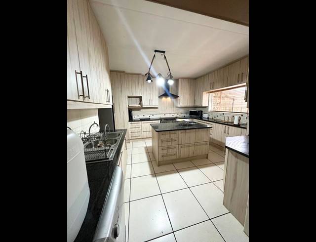 5 BEDROOM HOUSE FOR SALE IN SELCOURT
